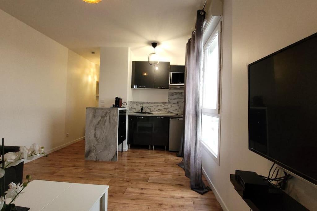 Logement Entier : Appartement Монтеврен Екстериор снимка