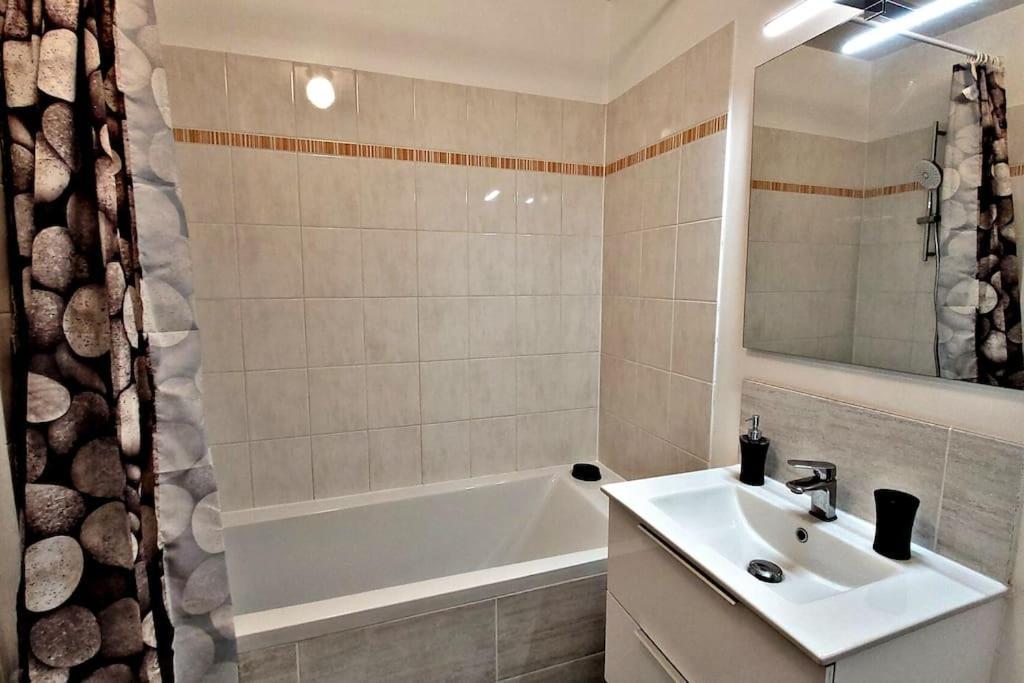 Logement Entier : Appartement Монтеврен Екстериор снимка